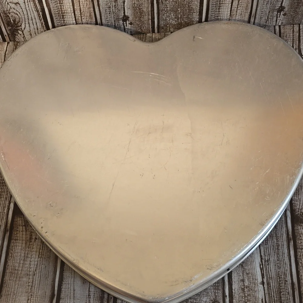 Heart-Shaped Silver Baking Pan - Picture 2 of 3